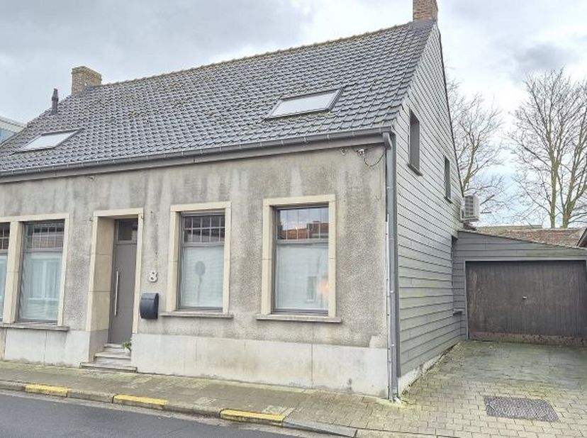 Rustig gelegen unieke instapklare woning te Pittem, omvattende o.a. op het GELIJKVLOERS: Mooie inkomhal Afzonderlijk toilet Ruime lichtrijke leefruimt